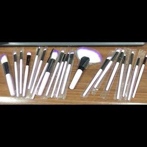 22 pc makeup brushes (: